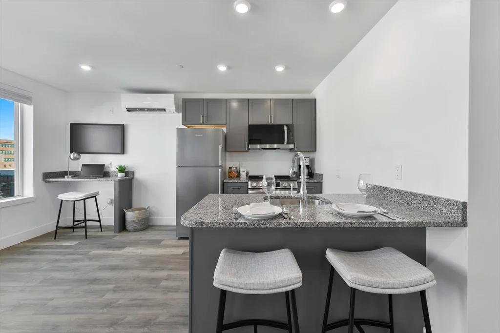 Studio bed, 1 bath apartment for rent at 585 Essex St Unit 307, Lynn — photo 8 of 24