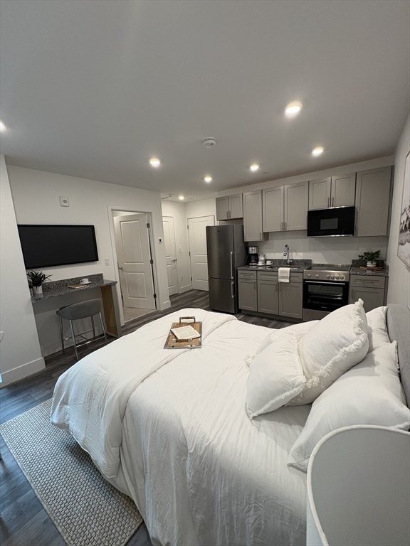 Studio bed, 1 bath apartment for rent at 585 Essex St Unit 325, Lynn — photo 2 of 5