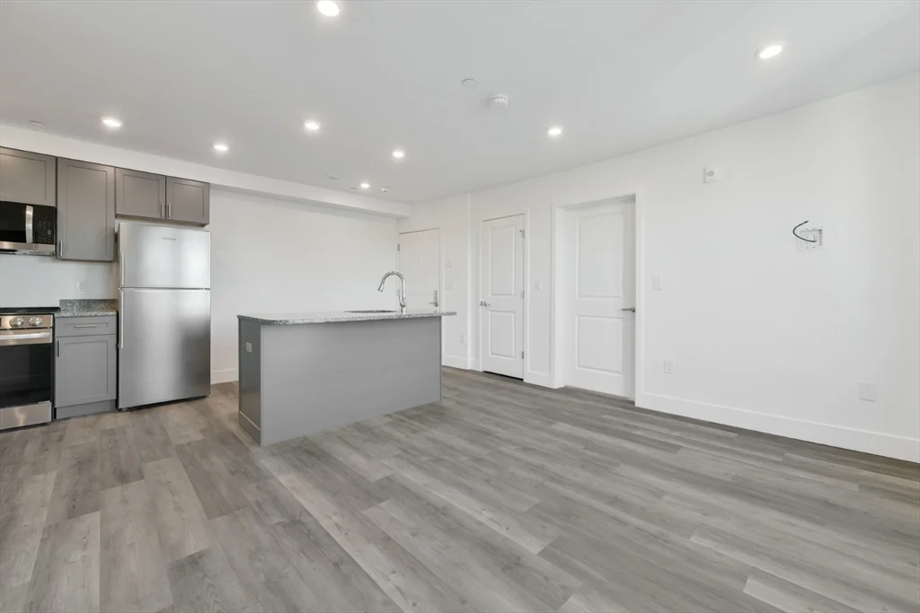 2 bed, 1 bath apartment for rent at 585 Essex St Unit 409, Lynn — photo 3 of 27