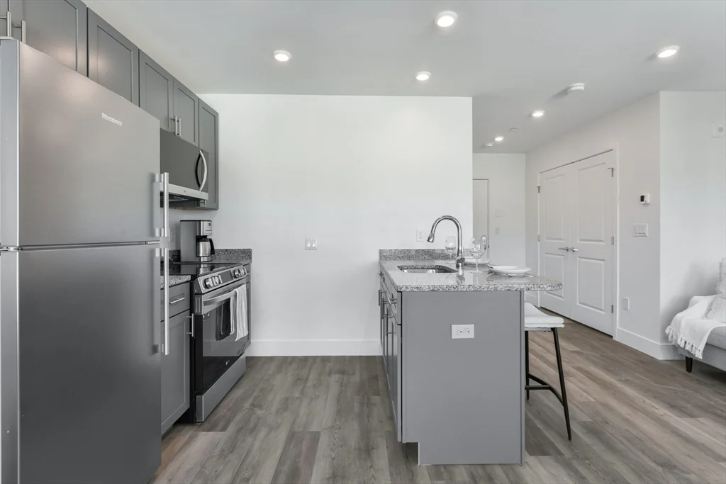 Studio bed, 1 bath apartment for rent at 585 Essex St Unit 412, Lynn — photo 4 of 25