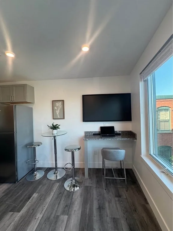 Studio bed, 1 bath apartment for rent at 585 Essex St Unit 507, Lynn — photo 3 of 10