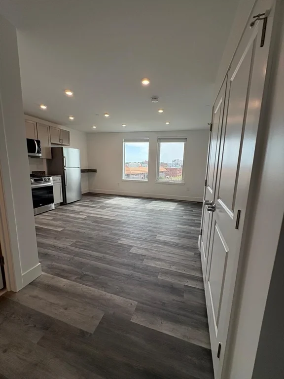 Studio bed, 1 bath apartment for rent at 585 Essex St Unit 517, Lynn — photo 6 of 25