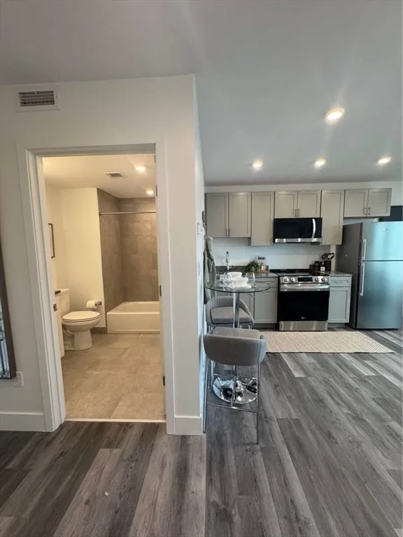 Studio bed, 1 bath apartment for rent at 585 Essex St Unit 517, Lynn — photo 3 of 25