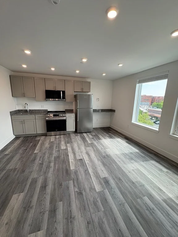 Studio bed, 1 bath apartment for rent at 585 Essex St Unit 517, Lynn — photo 7 of 25