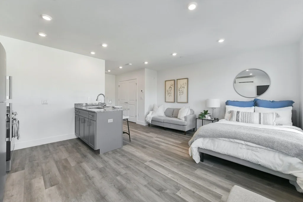 Studio bed, 1 bath apartment for rent at 585 Essex St Unit 604, Lynn — photo 1 of 18
