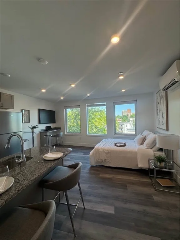 Studio bed, 1 bath apartment for rent at 585 Essex St Unit 607, Lynn — photo 1 of 9