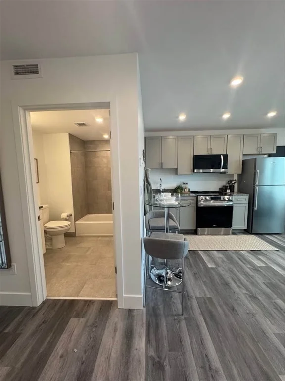 Studio bed, 1 bath apartment for rent at 585 Essex St Unit 617, Lynn — photo 3 of 9