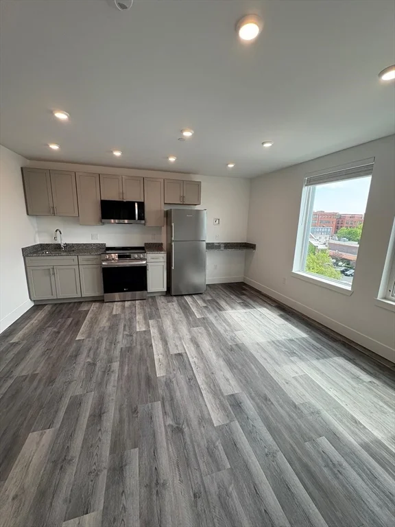 Studio bed, 1 bath apartment for rent at 585 Essex St Unit 617, Lynn — photo 4 of 9
