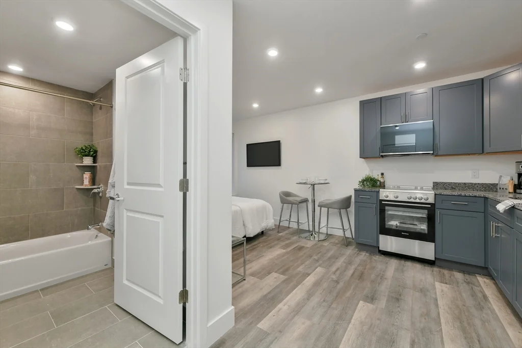 Studio bed, 1 bath apartment for rent at 585 Essex St Unit 619, Lynn — photo 2 of 24