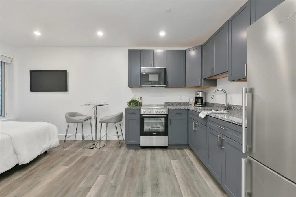 Studio bed, 1 bath apartment for rent at 585 Essex St Unit 719, Lynn — photo 3 of 26