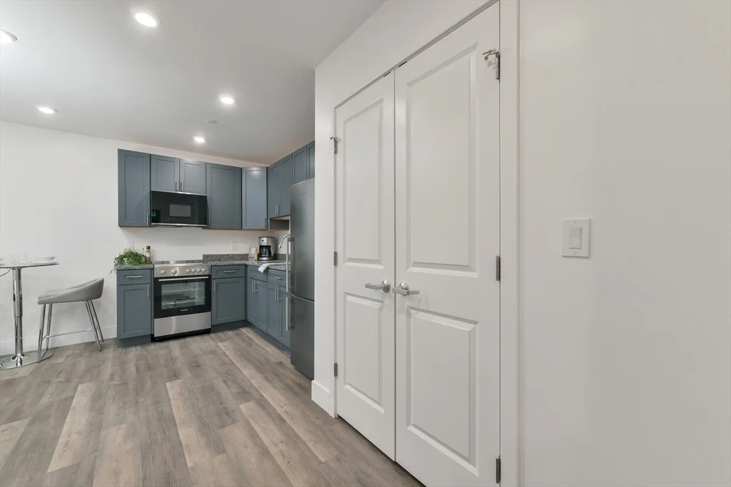 Studio bed, 1 bath apartment for rent at 585 Essex St Unit 719, Lynn — photo 4 of 26