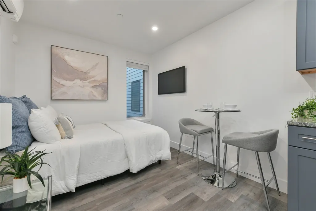 Studio bed, 1 bath apartment for rent at 585 Essex St Unit 724, Lynn — photo 4 of 19