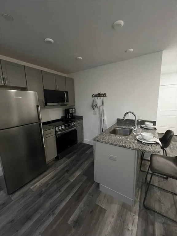 Studio bed, 1 bath apartment for rent at 585 Essex St Unit 802, Lynn — photo 5 of 9