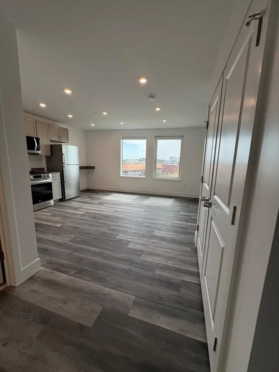 Studio bed, 1 bath apartment for rent at 585 Essex St Unit 817, Lynn — photo 2 of 4