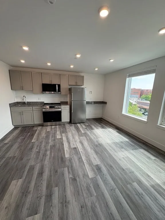 Studio bed, 1 bath apartment for rent at 585 Essex St Unit 817, Lynn — photo 1 of 4