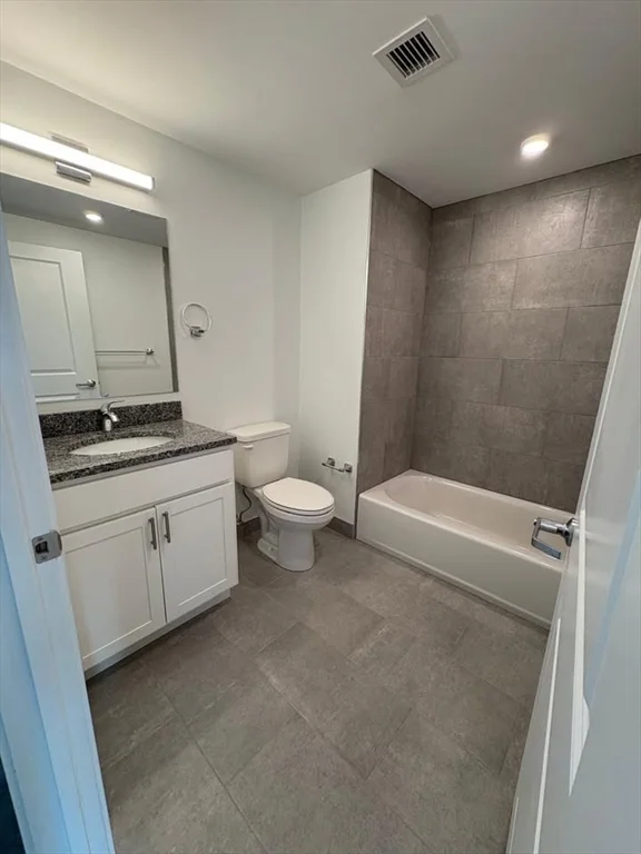 Studio bed, 1 bath apartment for rent at 585 Essex St Unit 817, Lynn — photo 3 of 4