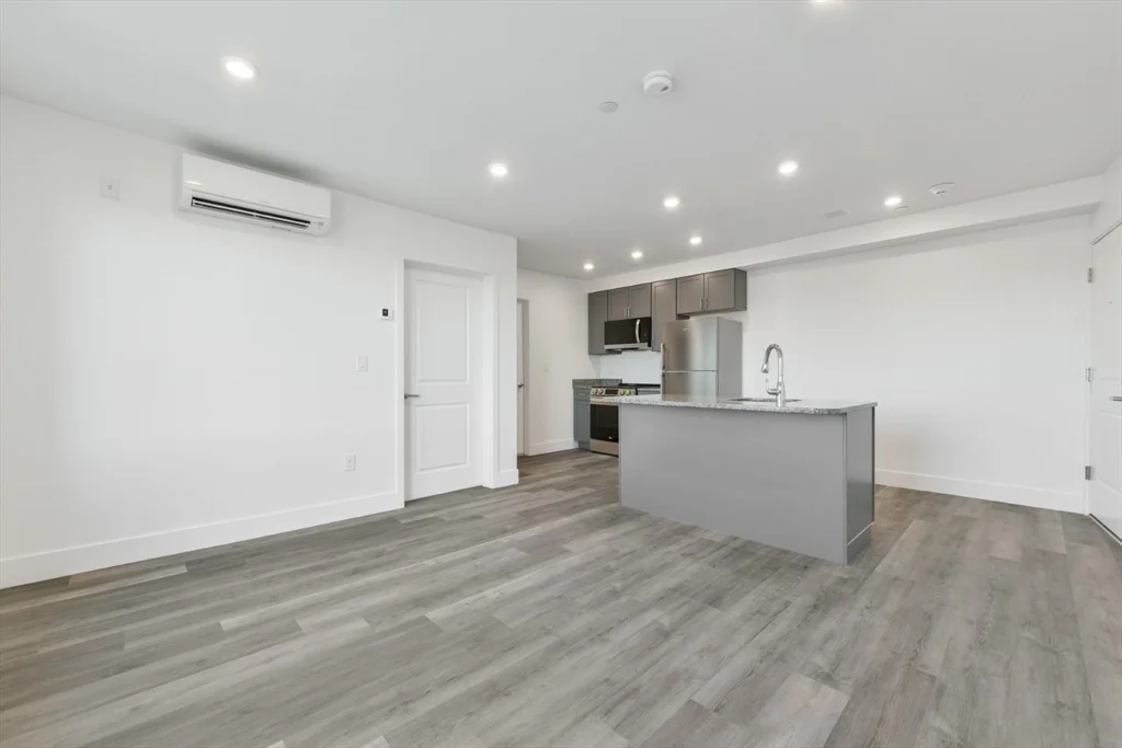 2 bed, 1 bath apartment for rent at 585 Essex St Unit PH 509, Lynn — photo 2 of 32