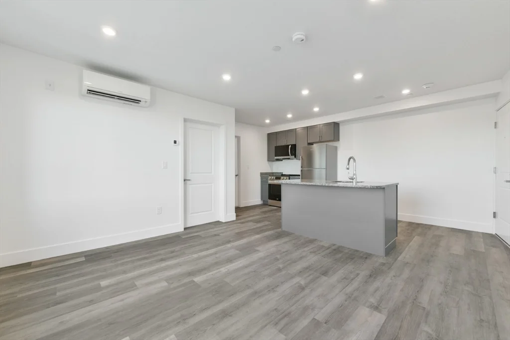 2 bed, 1 bath apartment for rent at 585 Essex St Unit PH 609, Lynn — photo 4 of 27