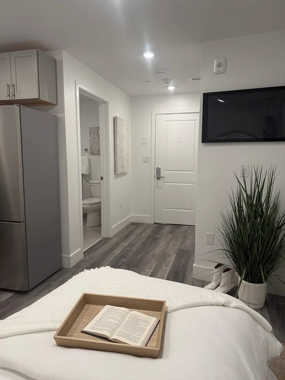 Studio bed, 1 bath apartment for rent at 585 Essex St Unit PH 619, Lynn — photo 3 of 10