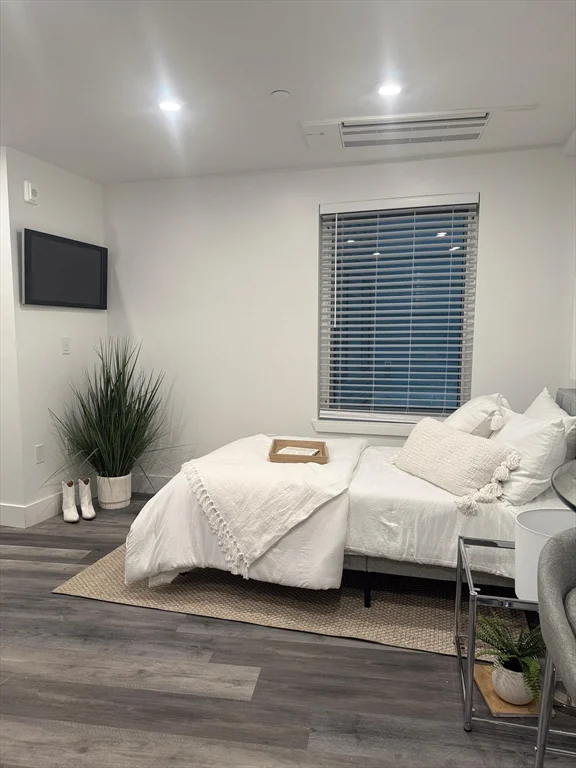 Studio bed, 1 bath apartment for rent at 585 Essex St Unit PH 619, Lynn — photo 2 of 10