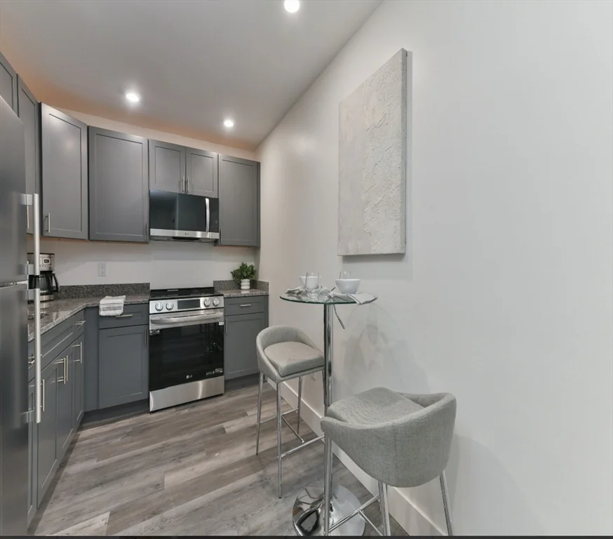 2 bed, 1 bath apartment for rent at 585 Essex St Unit PH 709, Lynn — photo 2 of 21