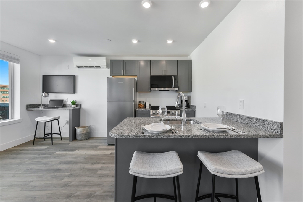 Studio bed, 1 bath apartment for rent at 585 Essex St Unit PH 717, Lynn — photo 4 of 26