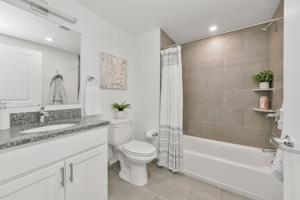 Studio bed, 1 bath apartment for rent at 585 Essex St Unit PH 723, Lynn — photo 1 of 19