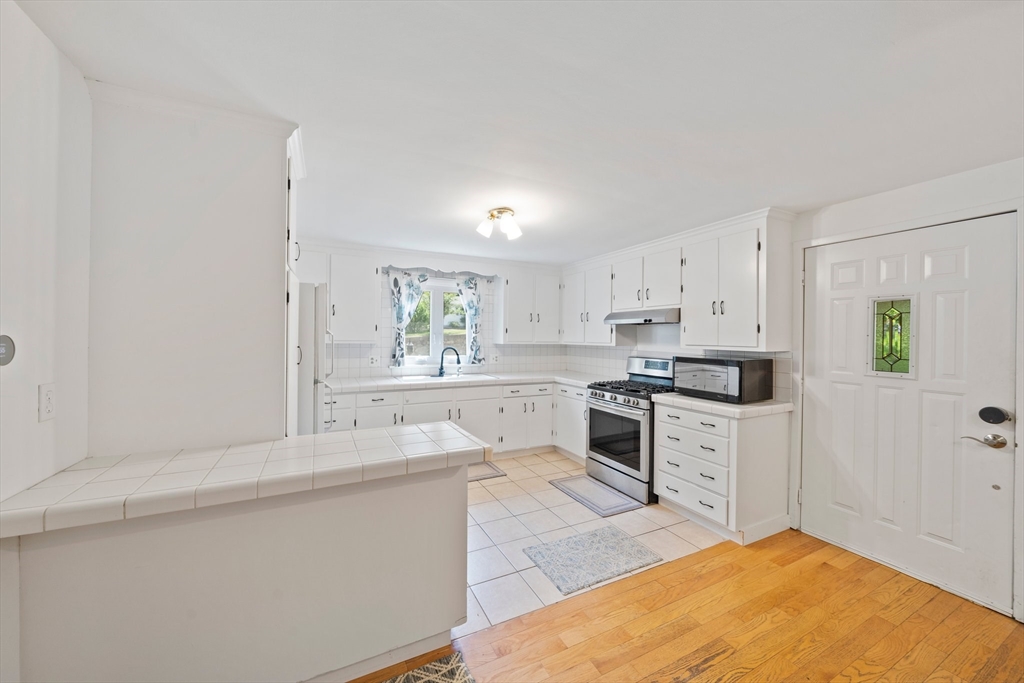 4 bed, 2 bath apartment for rent at 585 Washington St, Franklin — photo 3 of 39
