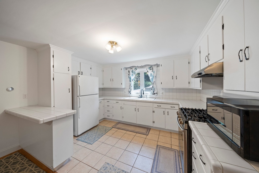 4 bed, 2 bath apartment for rent at 585 Washington St, Franklin — photo 2 of 39