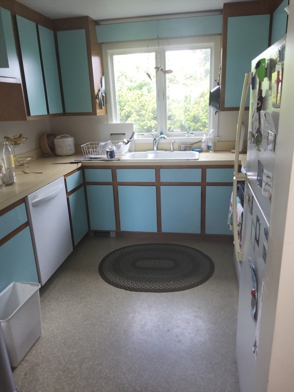 3 bed, 2 bath apartment for rent at 588 River Rd, Acoaxet — photo 4 of 12