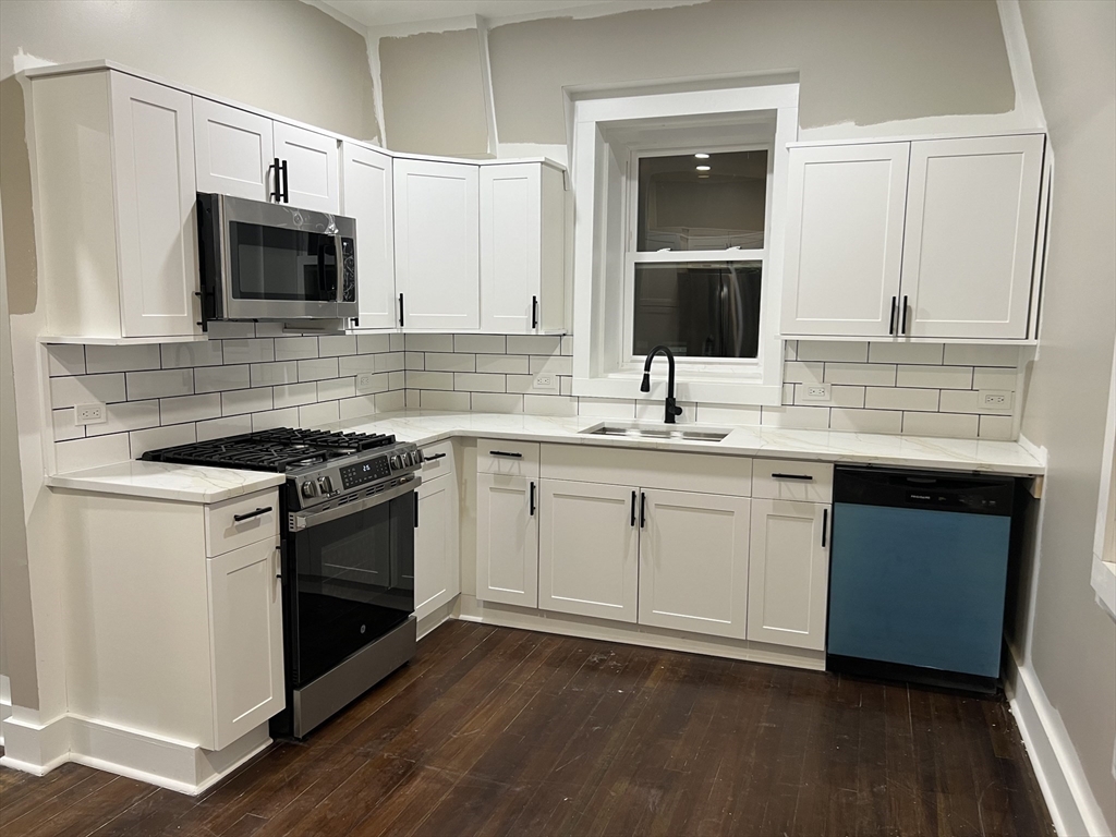 3 bed, 1 bath apartment for rent at 589 Haverhill St Unit 1, Lawrence — photo 5 of 10