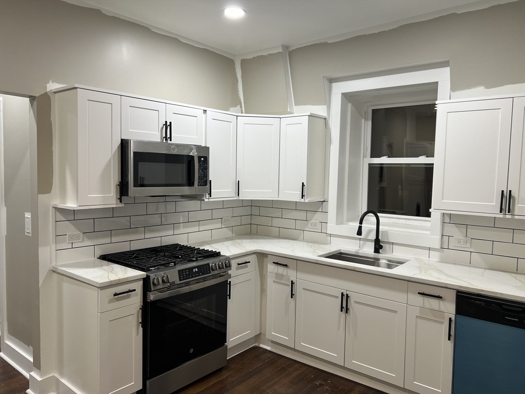 3 bed, 1 bath apartment for rent at 589 Haverhill St Unit 1, Lawrence — photo 4 of 10