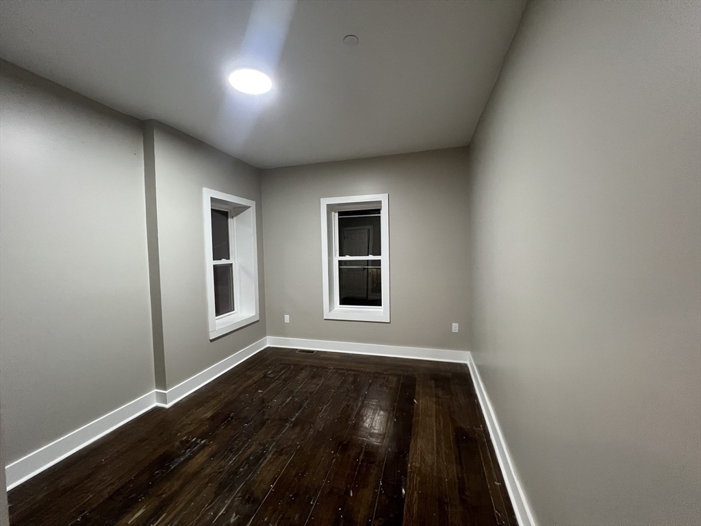 3 bed, 1 bath apartment for rent at 589 Haverhill St Unit 2, Lawrence — photo 3 of 12