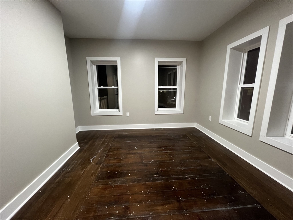 3 bed, 1 bath apartment for rent at 589 Haverhill St Unit 2, Lawrence — photo 5 of 12