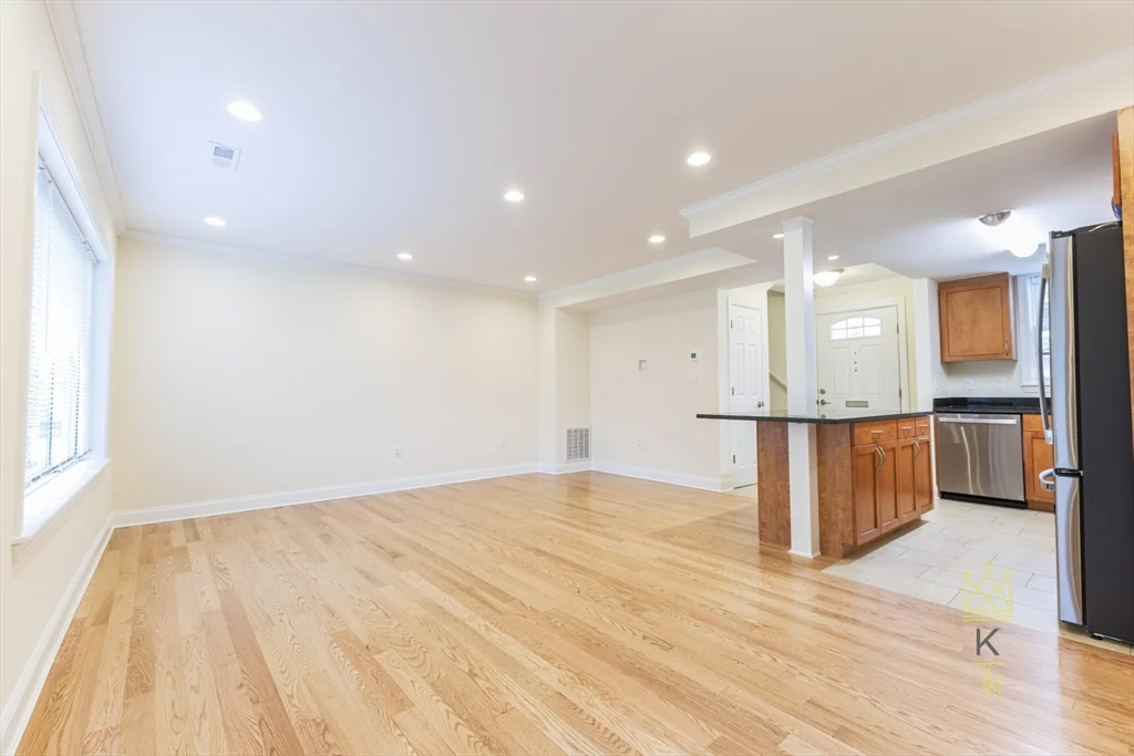 2 bed, 1 bath apartment for rent at 589 Vfw Pkwa Unit V-589, West Roxbury — photo 2 of 15