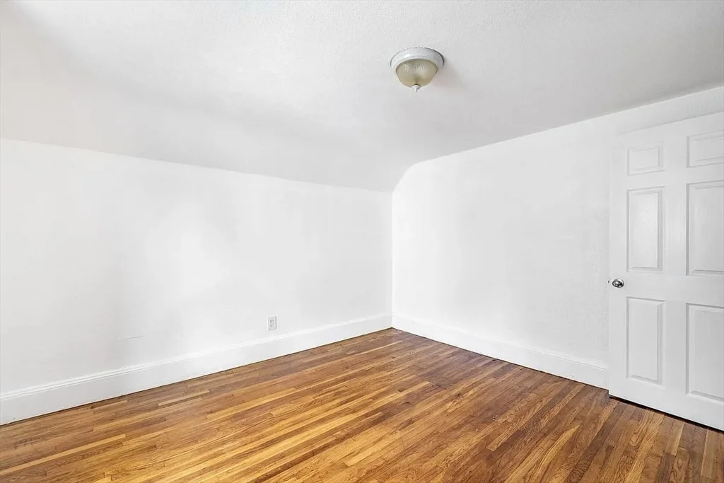 5 bed, 2 bath apartment for rent at 59 -61 Glenwood Unit 59, Magoun Square — photo 27 of 31