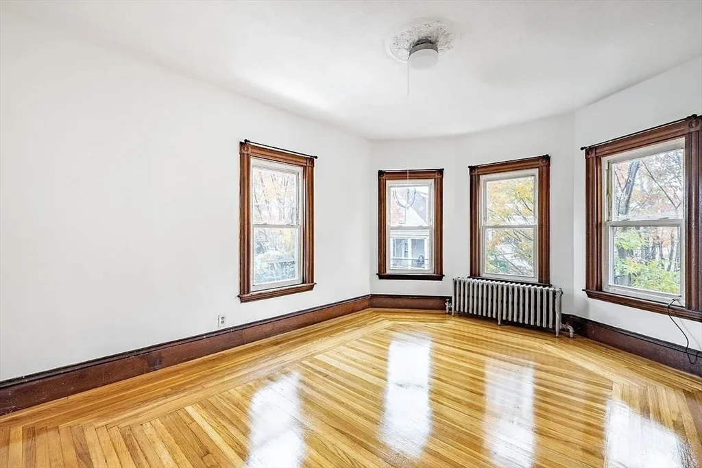5 bed, 2 bath apartment for rent at 59 -61 Glenwood Unit 59, Magoun Square — photo 4 of 31