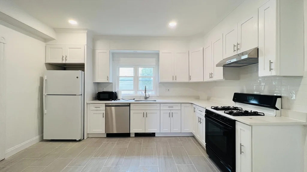 5 bed, 2 bath apartment for rent at 59 -61 Glenwood Unit 59, Magoun Square — photo 15 of 31
