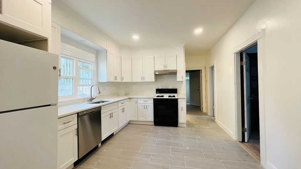 5 bed, 2 bath apartment for rent at 59 -61 Glenwood Unit 59, Magoun Square — photo 16 of 31