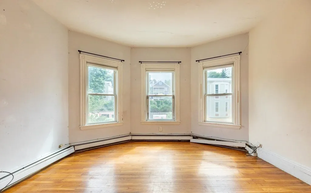 5 bed, 2 bath apartment for rent at 59-61 Hillside St Unit 3, Boston — photo 5 of 13