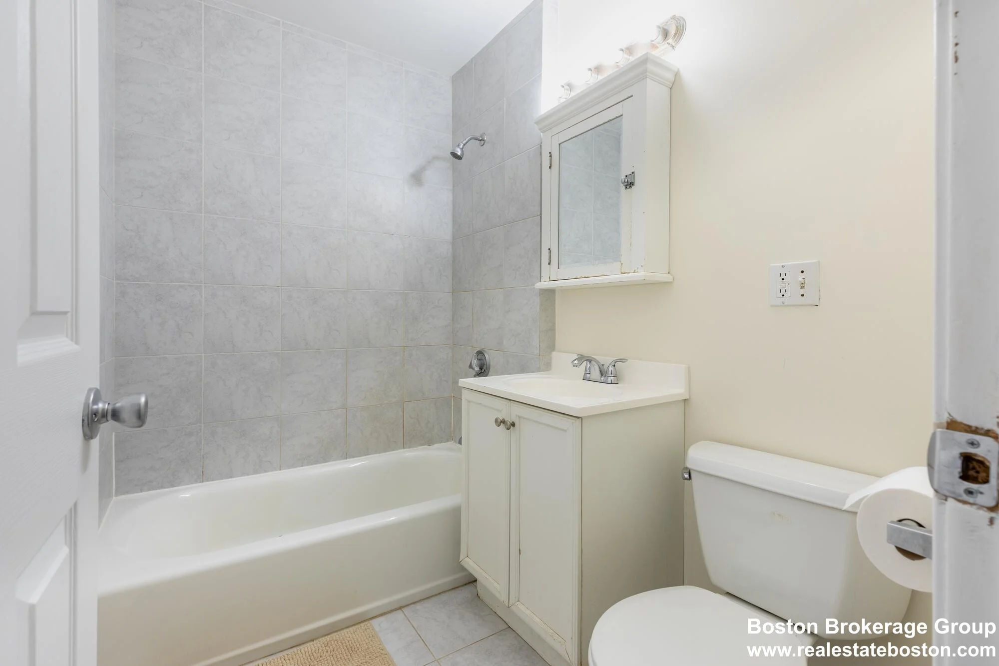 5 bed, 2 bath apartment for rent at 59-61 Hillside St Unit 3A, Mission Hill — photo 8 of 13