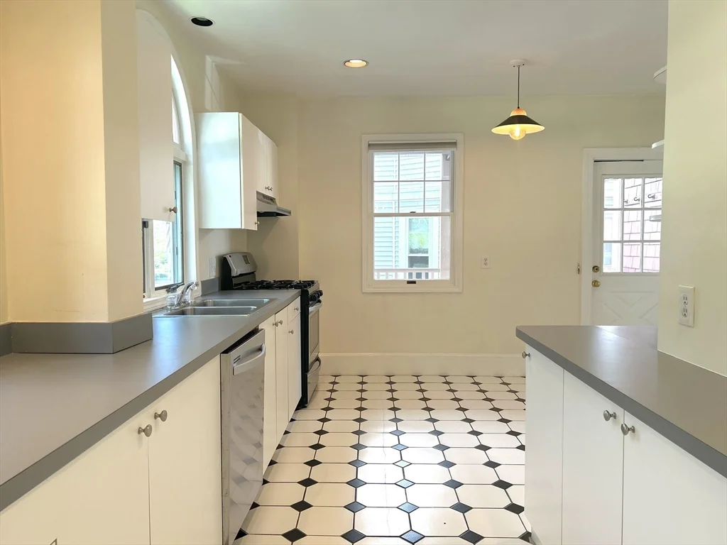 2 bed, 1 bath apartment for rent at 59 Ackers Ave Unit 1, Brookline — photo 6 of 10