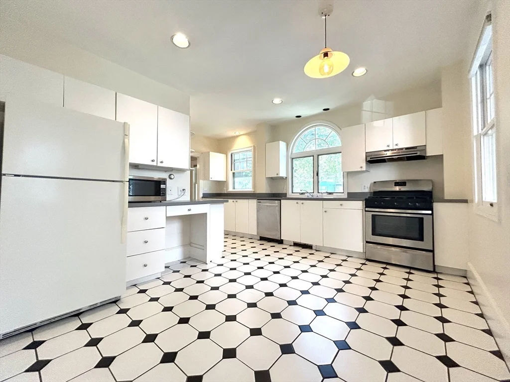 2 bed, 1 bath apartment for rent at 59 Ackers Ave Unit 1P, Brookline