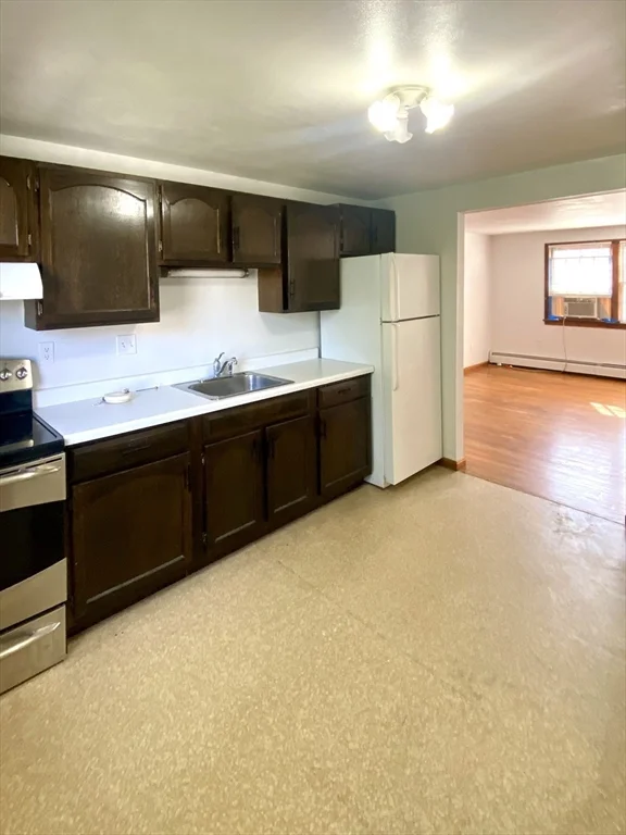 2 bed, 1 bath apartment for rent at 59 Commercial St Unit 4, Marblehead — photo 5 of 11