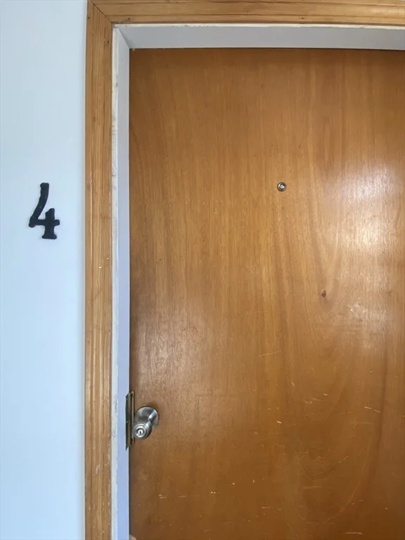 2 bed, 1 bath apartment for rent at 59 Commercial St Unit 4, Marblehead — photo 3 of 11