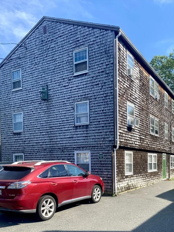 2 bed, 1 bath apartment for rent at 59 Commercial St Unit 4, Marblehead