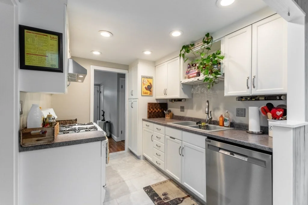 3 bed, 1 bath apartment for rent at 59 Crestview Rd, Waltham — photo 8 of 13