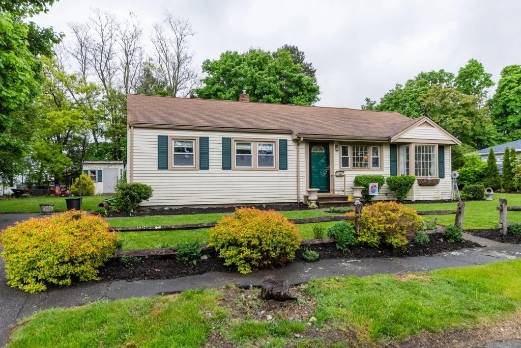 3 bed, 1 bath apartment for rent at 59 Crestview Rd, Waltham — photo 1 of 13
