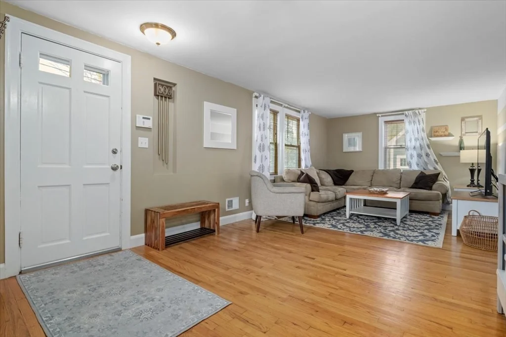3 bed, 2 bath apartment for rent at 59 Dresser Ave, Ashcroft — photo 3 of 42