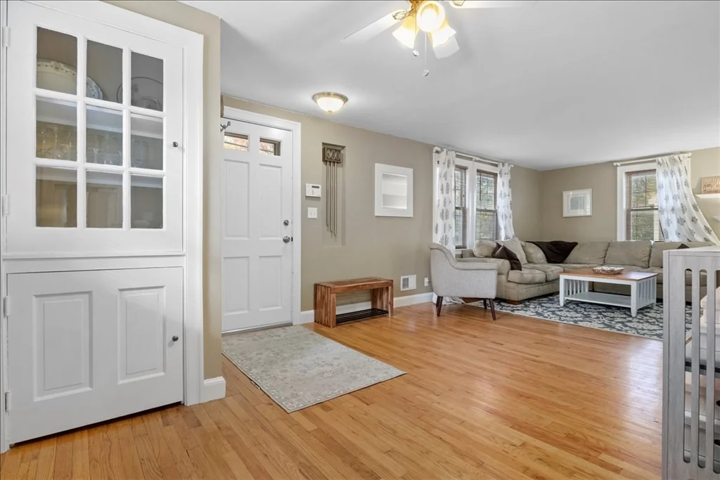 3 bed, 2 bath apartment for rent at 59 Dresser Ave, Ashcroft — photo 6 of 42
